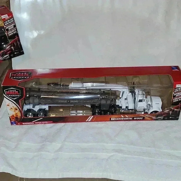 Kenworth W900 Log Hauler Big Rig. NEW IN BOX!! NEVER OPENED!!! - Picture 2 of 4